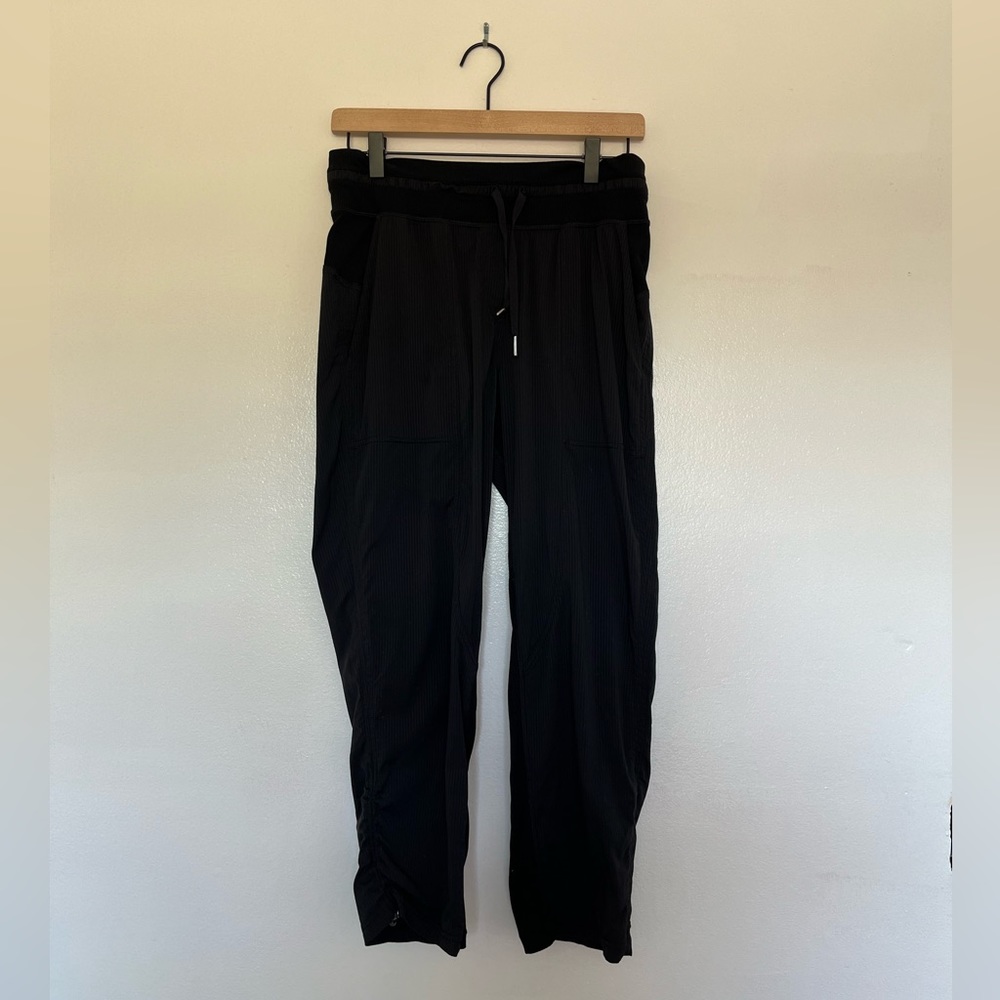 Black Lululemon Jogger Dance Pants in Women’s 6